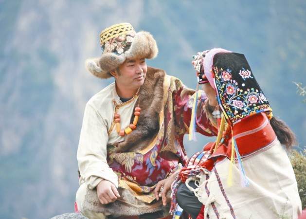 ༄༅།།རྒྱལ་རོང་བོད་མིའི་རྒྱན་གོས།