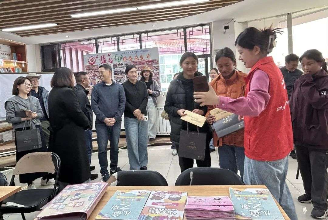 ས་ཐག་རིང་ཅ་ཞིན་གྱི་བྱམས་བརྩེ་ཡིས་ན་ཆུང་བྱིས་པར་དྲོད་ཁོལ་སྦྱིན།