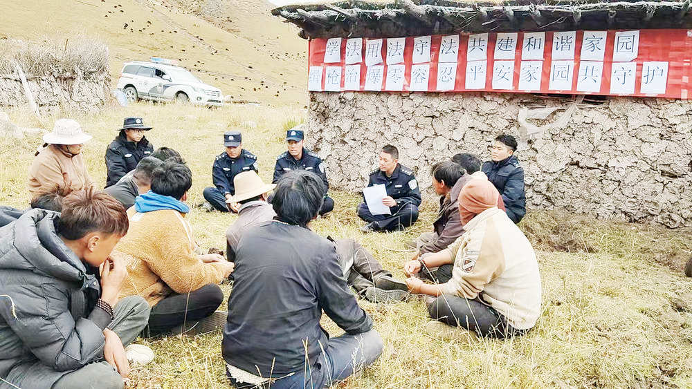 5000多头牦牛“组团”转场 德格公安全程守护