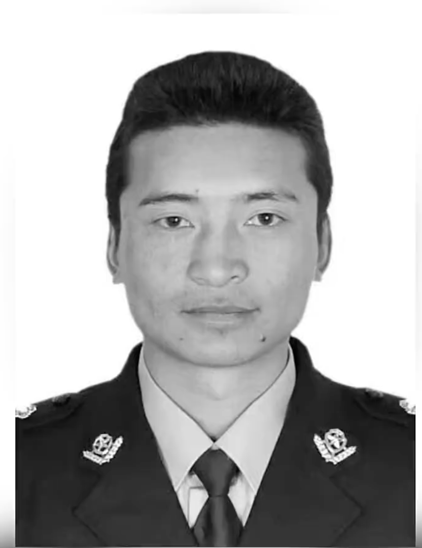 བློ་མཐུན་ངག་དབང་དགེ་ལེགས་བདེ་བར་བཞུད་ཅིག 沉痛送别勇士额旺格拉同志#额旺格拉#送别英雄#额旺格拉警号封存 点击关注@藏地阳光全媒体