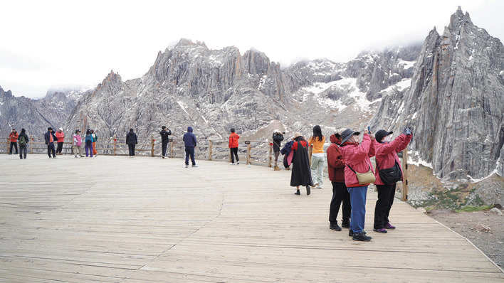 ༄༅།།བཀྲ་ཤིས་རྫས་བརྒྱད་ཀྱི་མཚོན་དོན་སྐོར་བཤད་པ།