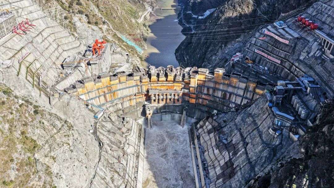 叶巴滩水电站下闸蓄水，首批机组即将发电！
