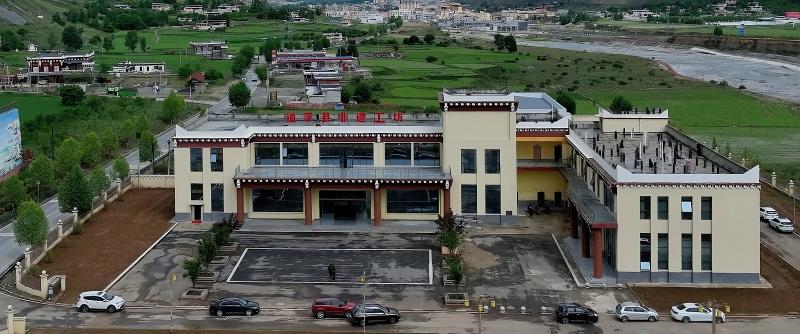 དཀར་མཛེས་ཀྱི་ཕོ་གཞོན་གཉིས་དམག་གཟིགས་མཛད་སྒོའི་ནང་ཞུགས་པ།