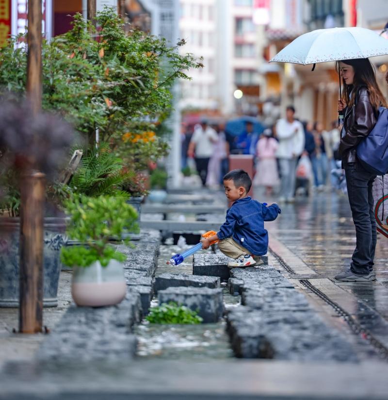 弃石进城，铺出一条双赢路