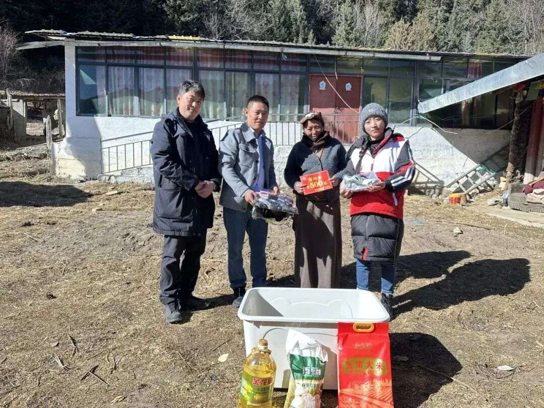 སེ་འབྲུ་ལས་གཞིས་མི་སེམས་གསོས། བྱམས་བརྩེའི་རོགས་སྐྱོར་ཀུན་ལ་ཕན།