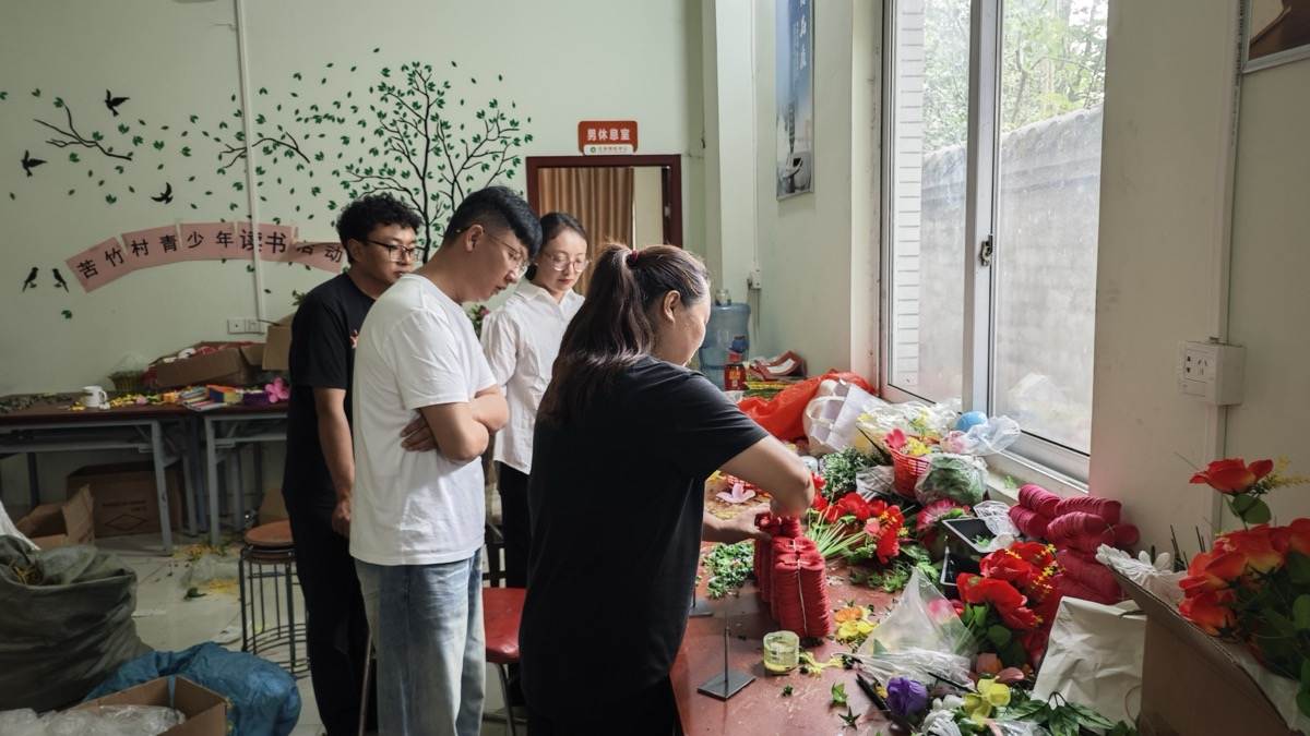 从“温江经验”到“色达实践”——“同心花语坊”的民生大作为