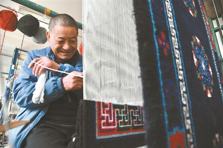 “རི་གཉིས”ཀྱི་འདུ་ཤེས་བརྟན་པོར་བཙུགས་ནས་སྐྱེ་ཁམས་ཤེས་དཔལ་གྱི་མཐོ་ས་བཏོད་པའི་མུ་འབྲེལ་གསར་འགྱུར། བོད་རུམ་ལག་ཤེས་རྒྱུན་འཛིན་བྱས། འཚོ་བ་འབྱོར་ཕྱུག་བདེ་སྐྱིད་ལྡན།