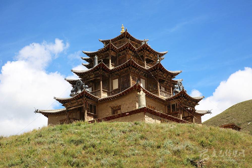 ༄༅།།འོམ་བུ་ཨ་ནུ་དཔའ་སེང་གི་སྐུ་མཁར།