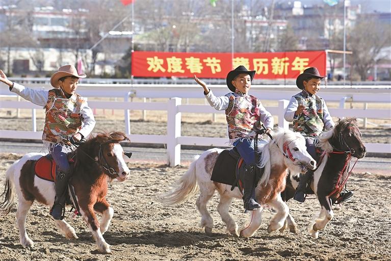 གནམ་ལོ་གསར་པར་རྟ་རྩལ་ངོམས། རྒྱང་ལམ་གསར་པའི་ཕྱོགས་སུ་ཐོན།