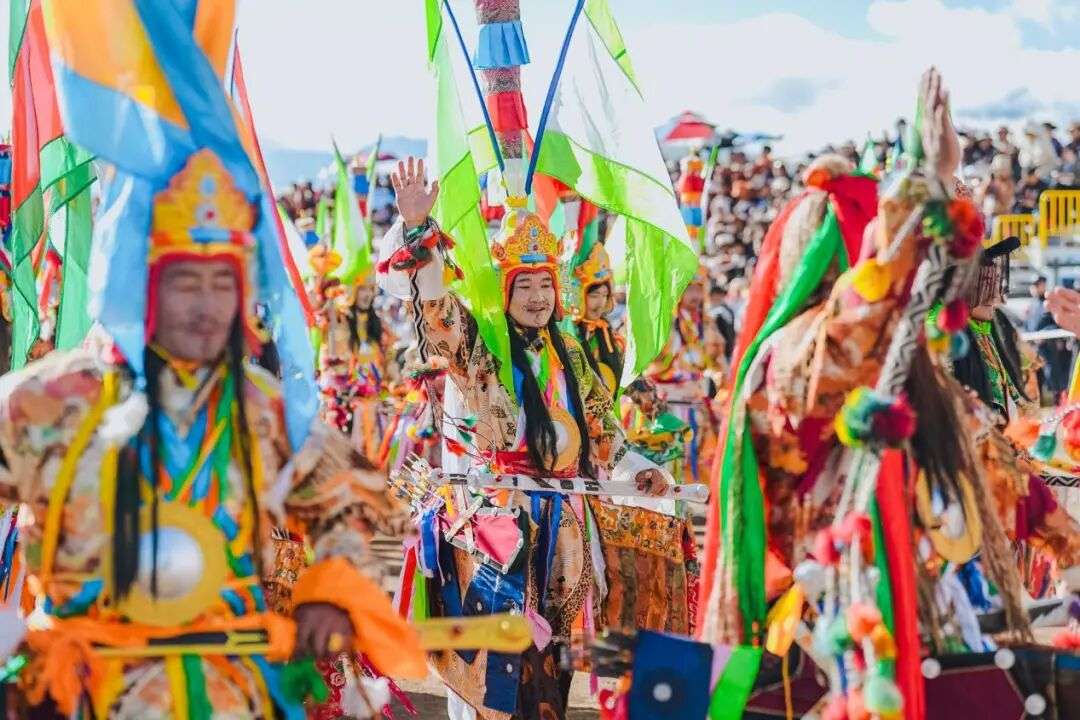 ས་སྡེ་དགེ་གཡང་གི་ར་བ་ལ། གནམ་སྡེ་དགེའི་རིག་པའི་འོད་སྣང་འཆར།