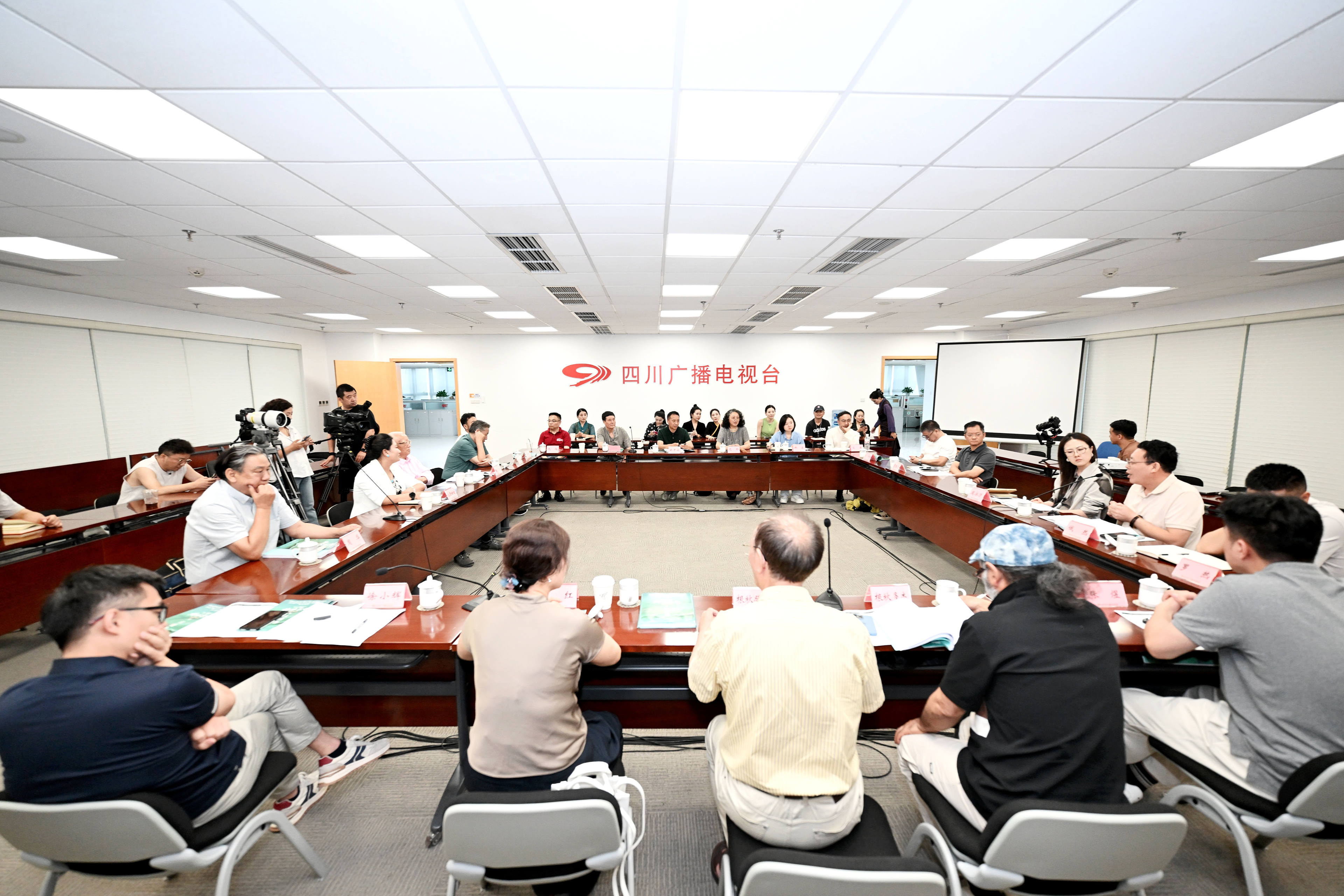 མུ་འབྲེལ་རླུང་འཕྲིན་ཟློས་གར་ཆེན་མོ《གེ་སར་རྒྱལ་པོའི་སྒྲུང་》གི་གསར་རྩོམ་བགྲོ་གླེང་ཚོགས་འདུ་ཁྲེང་ཏུའུ་ནས་འཚོགས།