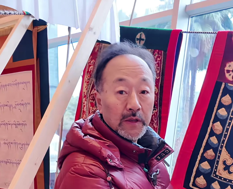 སངས་རྒྱས་ཡོན་ཏན་གྱིས་རྟ་སྟན་གླེང་བ། ཁམས་པའི་བརྙན་འཕྲིན་ཁང་གི་བོད་རབ་རྒྱན་མེ་ཕོ་རྟ་ལོའི་ལོ་གསར་སྤྲོ་ཚོགས་ཕབ་སྐྲུན་བྱེད་ཡུལ་གྱི་རྟའུ་རྫོང་གི་མངོན་མིན་རིག་གནས་ཤུལ་བཞག་འགྲེམས་སྟོན། #康巴卫视藏历火马新年联欢会 #藏晚 #道孚非遗 点击关注→ @藏地阳光全媒体