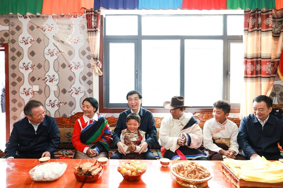 ཝང་ཧུའུ་ཉིང་གིས་བོད་དུ་བརྟག་ཞིབ་གནང་སྐབས་ནན་བཤད་གནང་དོན། དུས་རབས་གསར་པའི་ཏང་གི་བོད་སྐྱོང་མཛད་ཇུས་ཕྱོགས་ཡོངས་ནས་ལག་ལེན་བསྟར་ཏེ“ལོ་ལྔ་ཚན་བཅོ་ལྔ་པའི”རིང་བོད་ལྗོངས་ཀྱི་དེང་རབས་ཅན་འཛུགས་སྐྲུན་ལ་སྐུལ་འདེད་ཧུར་ཐག་གཏོང་དགོས།