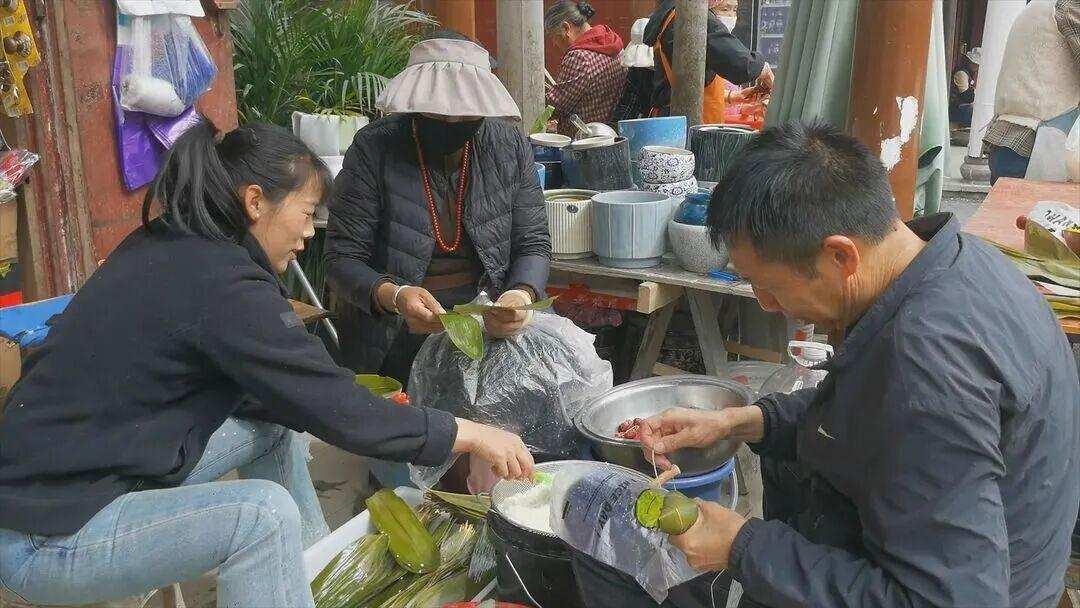 ཟུང་ཆུ་རྫོང་གི་གནའ་མཁར་གྱི་ཁྲོམ་གཞུང་དུ་ལྔ་ལྔ་དུས་ཆེན་བསུ་བའི་རྣམ་པ་འཁྲུག་ཆ་དོད།