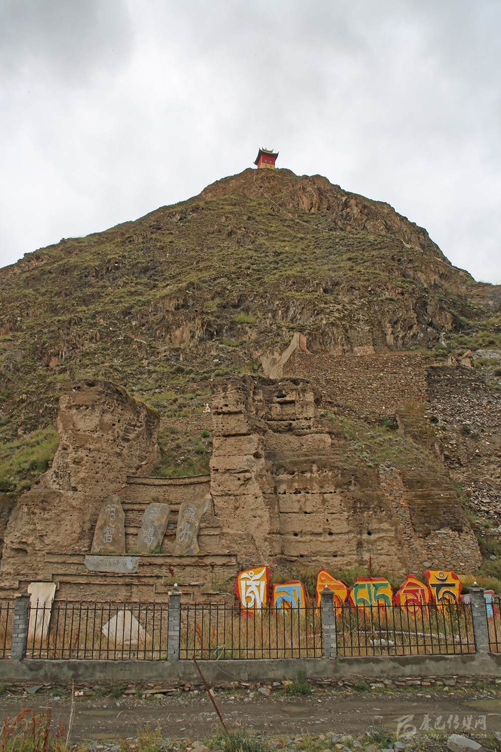 ༄༅།།འབྲུ་སྒ་སྡེ་ཆོས་སྐྱོང་བེར་ནག་གི་མཁར།