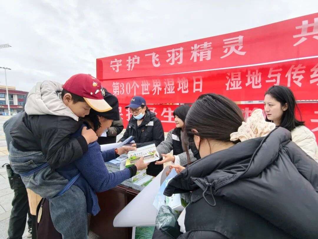 འདབ་ཆགས་སྲུང་སྐྱོང་དང་སྐྱེ་ཁམས་རིག་གནས་རྒྱུན་འཛིན་བྱས་ཏེ་ལྗང་མདོག་ཁྱིམ་གཞིས་སྐྱོང་།