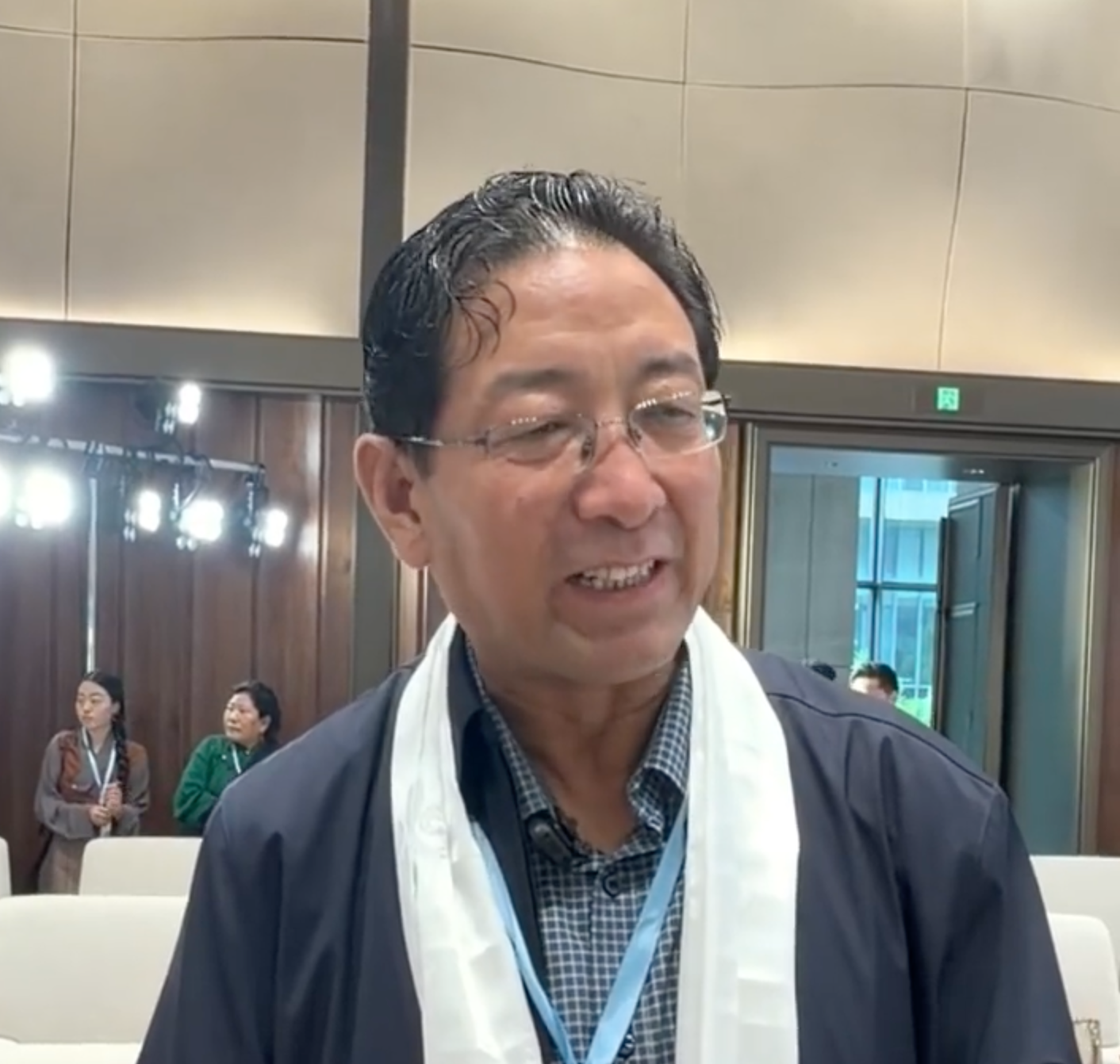 དགེ་རྒན་ཆེན་མོ་ལྕགས་ཐར་རྒྱལ། གཏེར་འབྱུང་ཀུན་འདུས་ཆེན་མོ་པར་སྐྲུན་འགྲེམ་སྤེལ་མཛད་སྒོ། #《甚深伏藏教史汇集》出版发行暨首赠仪式 #古籍整理 点击关注@藏地阳光全媒体