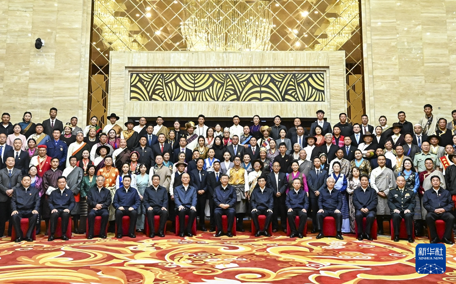 ཞི་ཅིན་ཕིང་གིས་བོད་ཀྱི་མི་རིགས་ཁག་དང་ལས་རིགས་ཁག་གི་འཐུས་མིར་མཇལ་འཕྲད་གནང་བ།