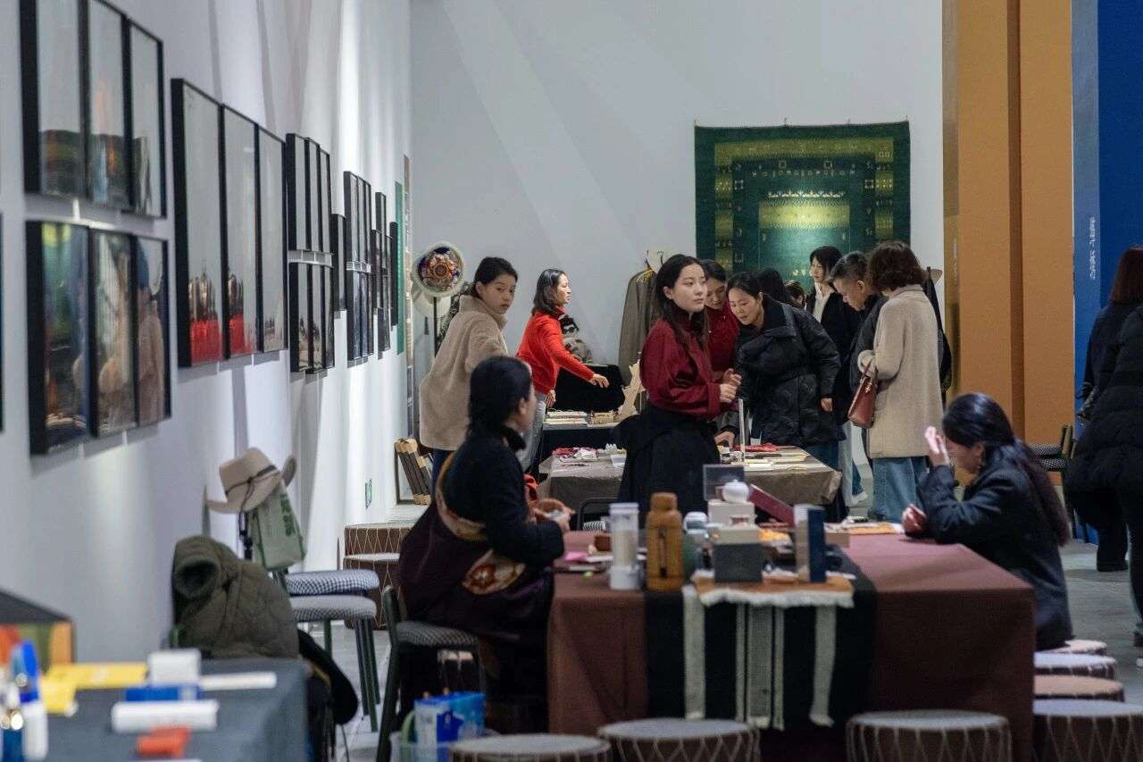 ཛམ་ལྷའི་ནོར་གླིང་གི་མེ་ཕོ་རྟ་ལོའི་རིག་གནས་སྒྱུ་རྩལ་གྲུབ་འབྲས་འགྲེམ་སྟོན་དེ་ཅང་ཞི་ཅིང་ཏེ་མཛེས་རྩལ་ཁང་དུ་འགོ་ཚུགས་པ།