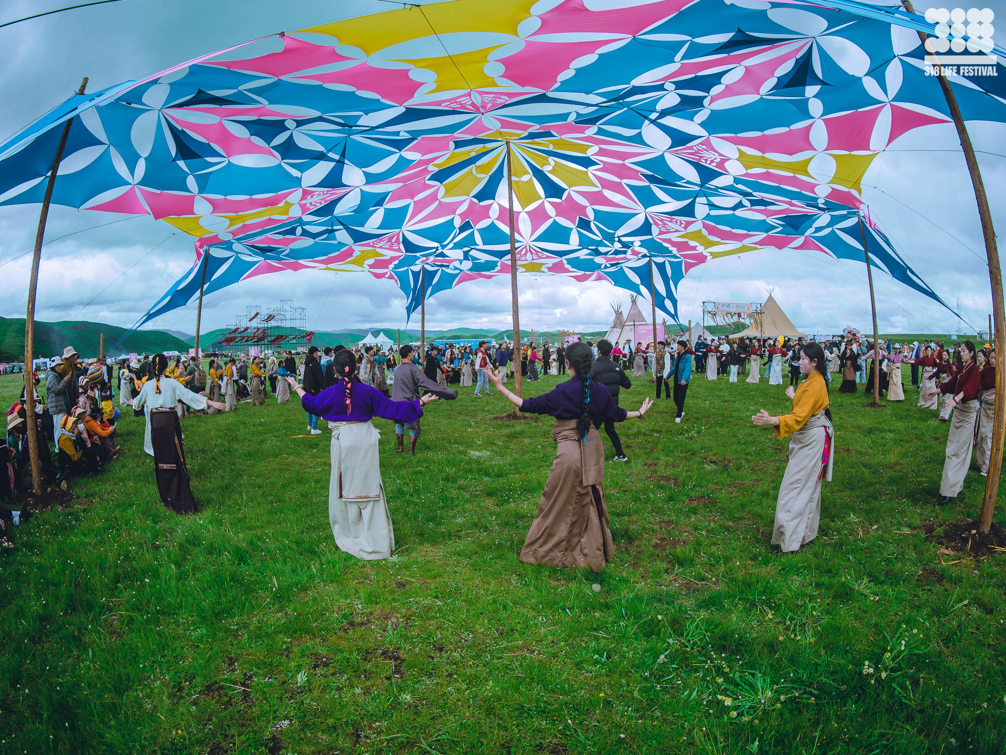 གླུ་ལེན་གར་འཁྲབ་བྱས། ཀོང་པོའི་ལོ་གསར་སྐྱིད།