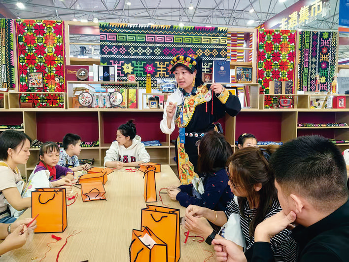 一花一叶绣非遗——“守艺人”陈娟和她的“梨叶藏绣”