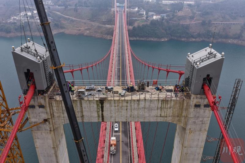 四川阿坝第一座悬索桥主塔塔冠完成安装