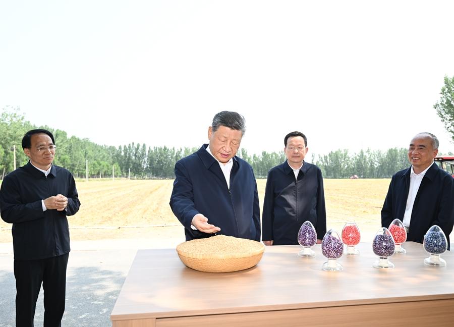ཞི་ཅིན་ཕིང་གིས་ཧྲན་ཏུང་ཏེ་ཀྲོའུ་རུ་རྟོག་ཞིབ་གནང་བ།