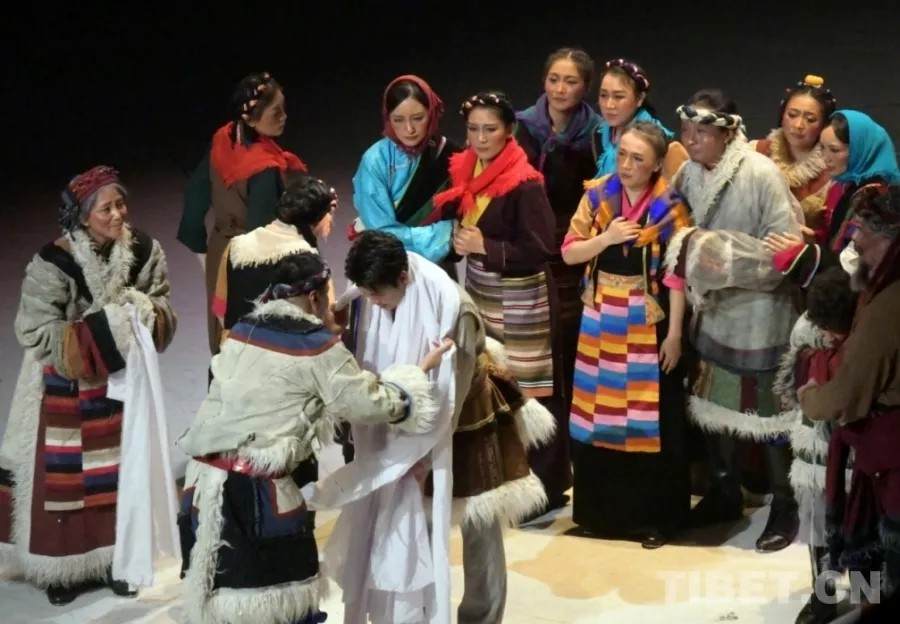 བོད་ལྗོངས་ཀྱི་རྡོག་བྲོའི་ཟློས་གར་འདིས་པེ་ཅིན་དུ་སྐད་གྲགས་བཞག་འདུག