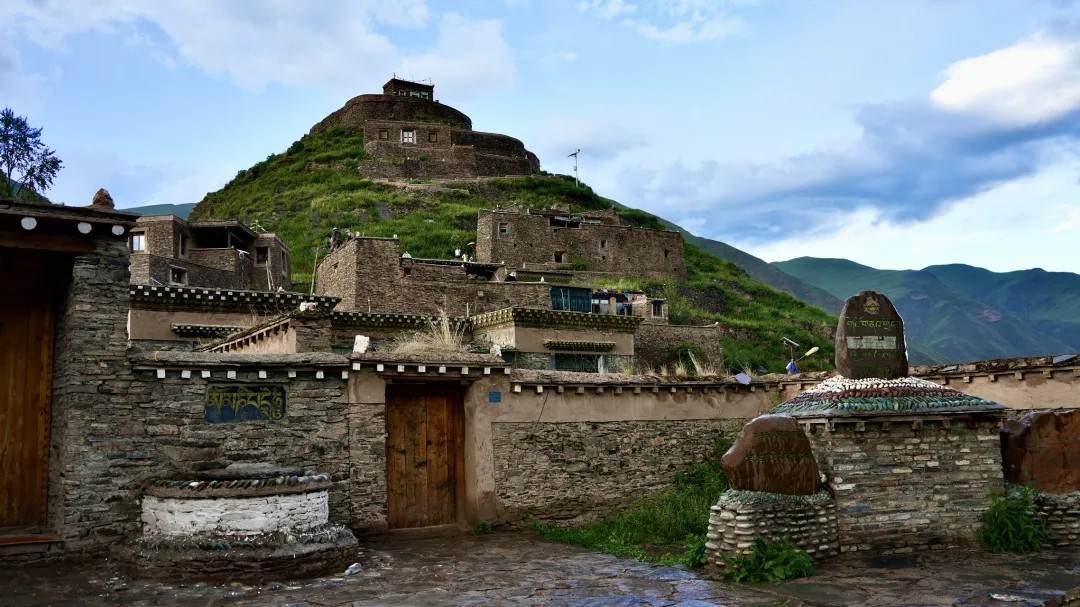 ཡུས་ཧྲུའུ་ཁྲི་འདུའི་བོད་ཀྱི་གནའ་གྲོང་གི་མཛེས་ཉམས།