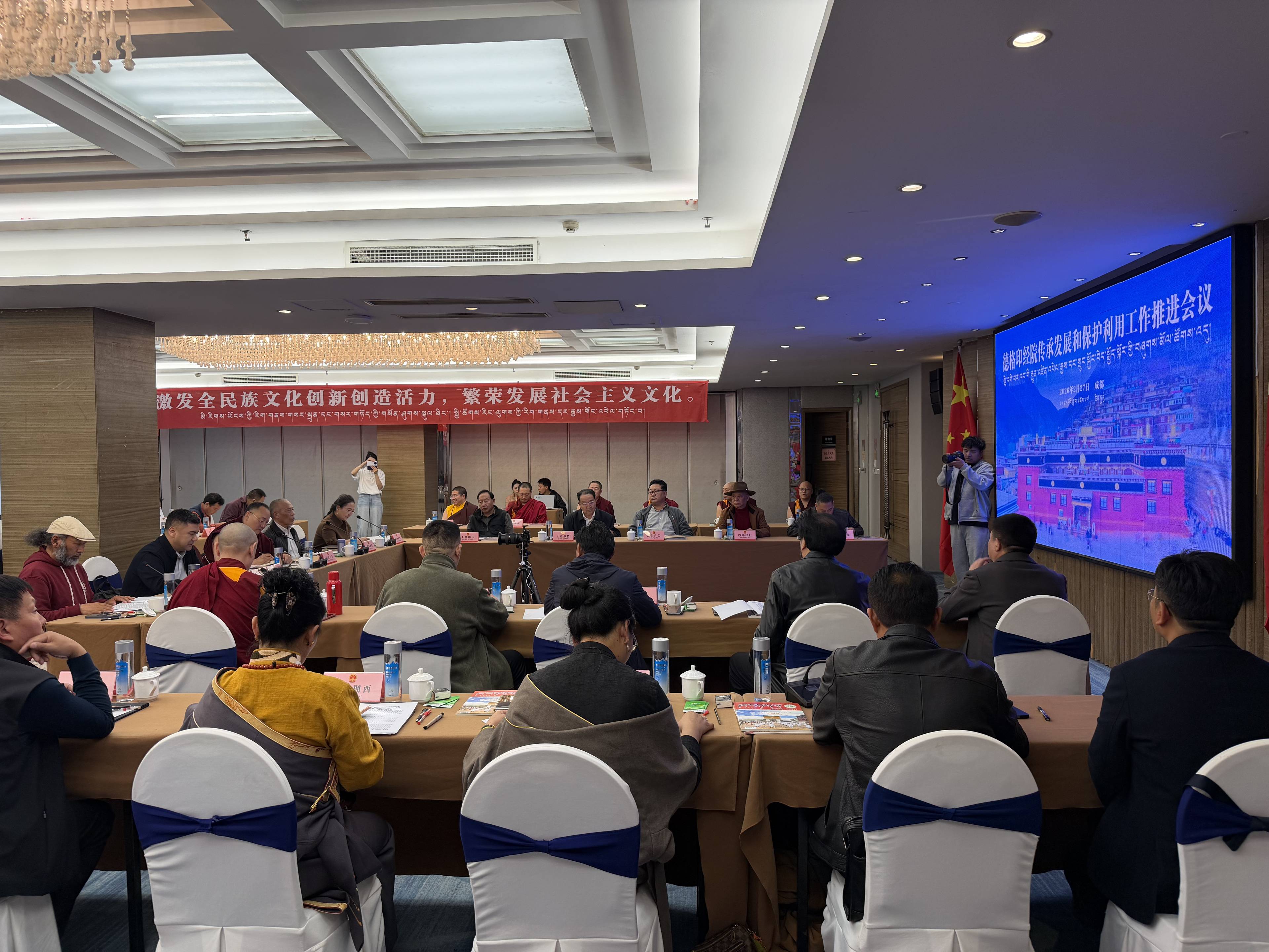 སྡེ་དགེ་པར་གཞིའི་བཀའ་འགྱུར་གསར་བརྐོས་མ་བརྐོ་མཇུག་རྫོགས་པ་དང་བསྟན་འགྱུར་བརྐོ་འགོ་ཚུགས་གྲབས་ཡོད།