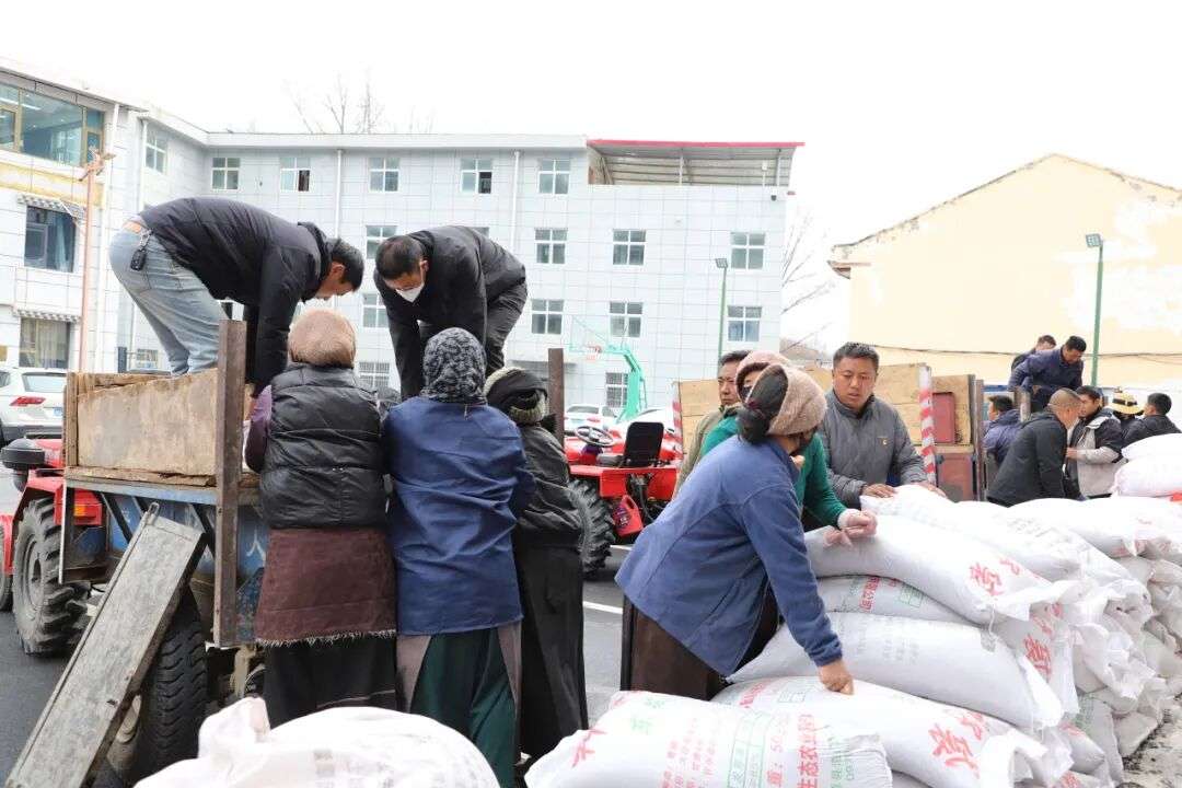 ཐེ་བོ་གྲོང་རྡལ་གྱིས་བྱ་ཐབས་མང་པོ་སྤྱད་དེ་འབྲུ་རིགས་ཐོན་ནུས་ཆེ་རུ་བཏང་། སྤུས་ལེགས་ས་བོན་བགོ་འགྲེམ་བྱས་ནས་ལོ་ལེགས་འབྱུང་བར་རྨང་གཞི་བརྟན་པོ་བཏིངས།