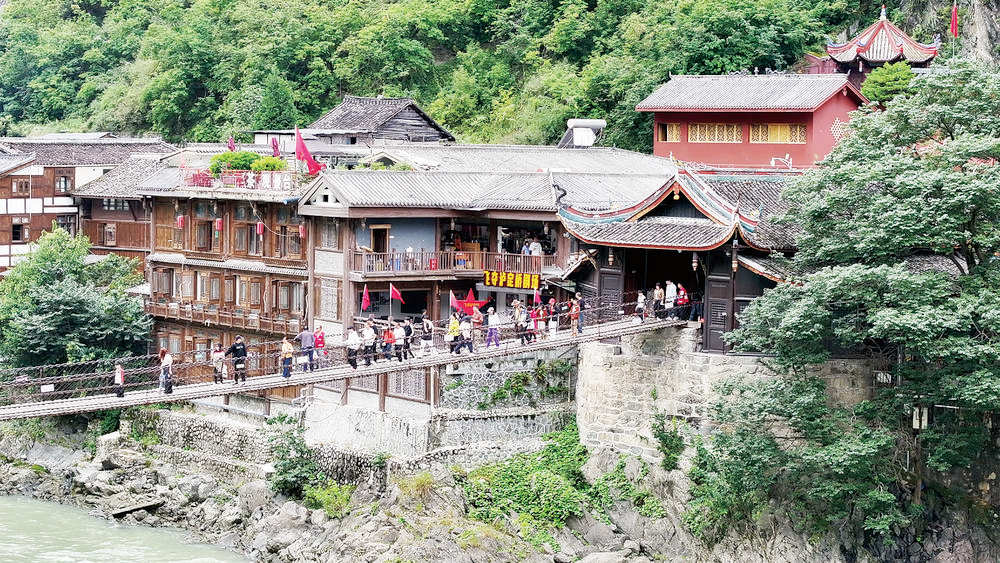 国庆佳节游人如织 泸定桥上见证红色传承