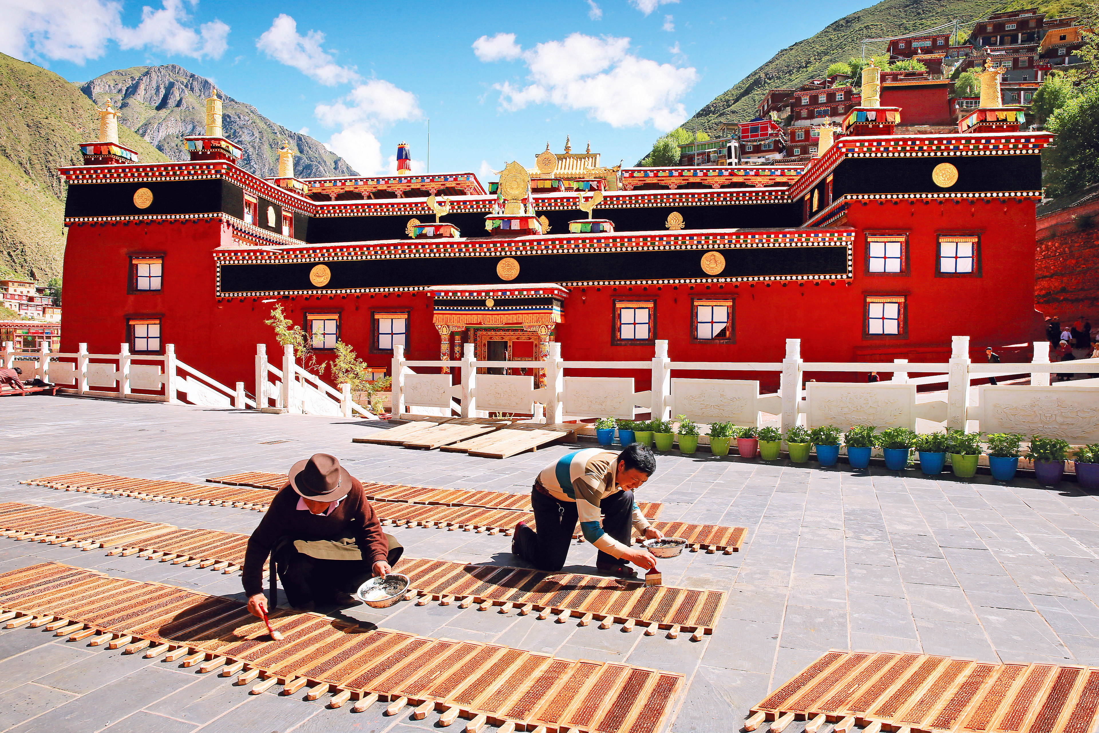 སྡེ་དགེ་པར་ཁང་གི་མཛོད་ཉར་པར་ཤིང་ཡིག་ཚགས《འཛམ་གླིང་དྲན་ཤེས་རྒྱལ་སྤྱིའི་མིང་མཛོད》དུ་རེ་ཞུ་བྱེད་ཀྱི་ཡོད།