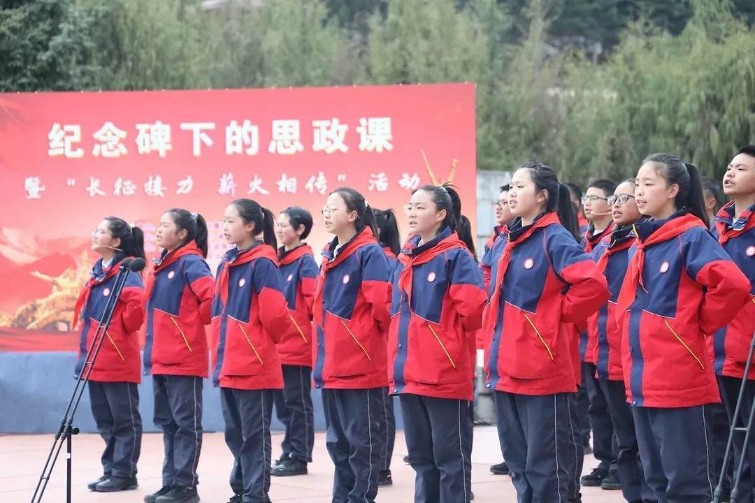 སི་ཁྲོན་ཞིང་ཆེན་གྱི “དྲན་གསོའི་རྡོ་རིང་འོག་གི་བསམ་བློ་ཆབ་སྲིད་ཀྱི་སློབ་ཚན”དང“རྒྱང་སྐྱོད་མཐུད་སྤྲོད་བྱེད། གཅིག་རྒྱུད་གཅིག་གིས་འཛིན”ཞེས་པའི་བྱེད་སྒོ་ཟུང་ཆུ་རྫོང་དུ་སྤེལ།
