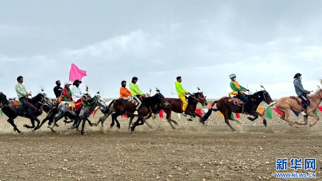 སྣ་དཀར་རྩེ་རྫོང་གིས་དུས་རབས་གསར་པའི་དཔལ་ཡོན་ལག་ལེན་གྱི་རྟ་རྒྱུག་འགྲན་བསྡུར་སྤེལ་བ།