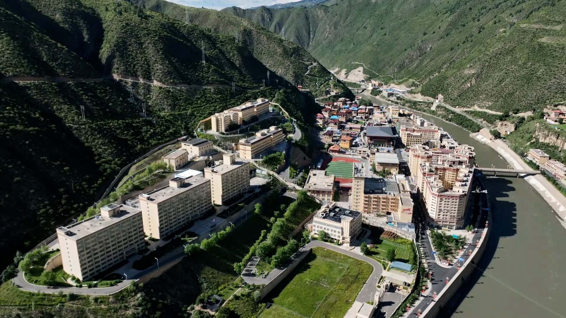 བོད་སྐད་ཀྱི་གཏམ་བརྗོད་ཟློས་གར་འདིར་རྒྱལ་སྤྱིའི་བྱ་དགའ་ཐོབ་འདུག