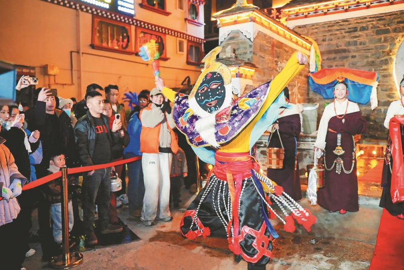 康定“抢头水”迎新年 千年民俗祈新福