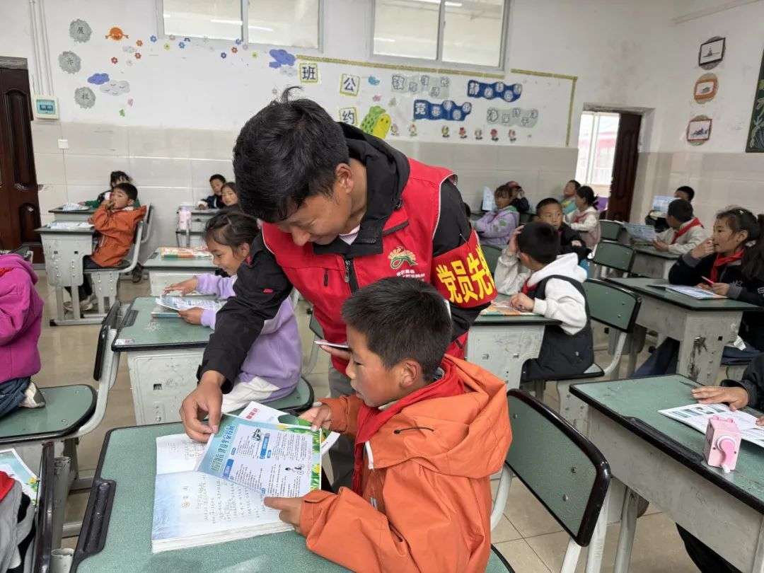 དཔལ་སྐྱིད་གྲོང་རྡལ་གྱིས“བདེ་འཇགས་ཐོན་སྐྱེད་ཟླ་བ”ཞོད་དུས་ཀྱི་བདེ་འཇགས་ཤེས་བྱ་སློབ་གྲྭར་བསྒྲགས་པའི་བྱེད་སྒོ་སྤེལ།
