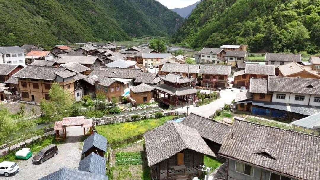 ཕྱོགས་བཞི་མཉམ་ལས་ཀྱི་སྟོབས་ལ། །ཁང་རྙིང་དམངས་གཞིས་སུ་བསྒྱུར་ཡོད། །—ཟུང་ཆུ་རྫོང་གསེར་མཚོ་ཡུལ་ཚོ་བཞི་མདོ་གྲོང་ཚོས་དམངས་གཞིས་མགྲོན་ཁང་ལ་བརྟེན་ནས་གྲོང་གསེབ་དར་བར་གསོན་ཤུགས་བསྩལ།