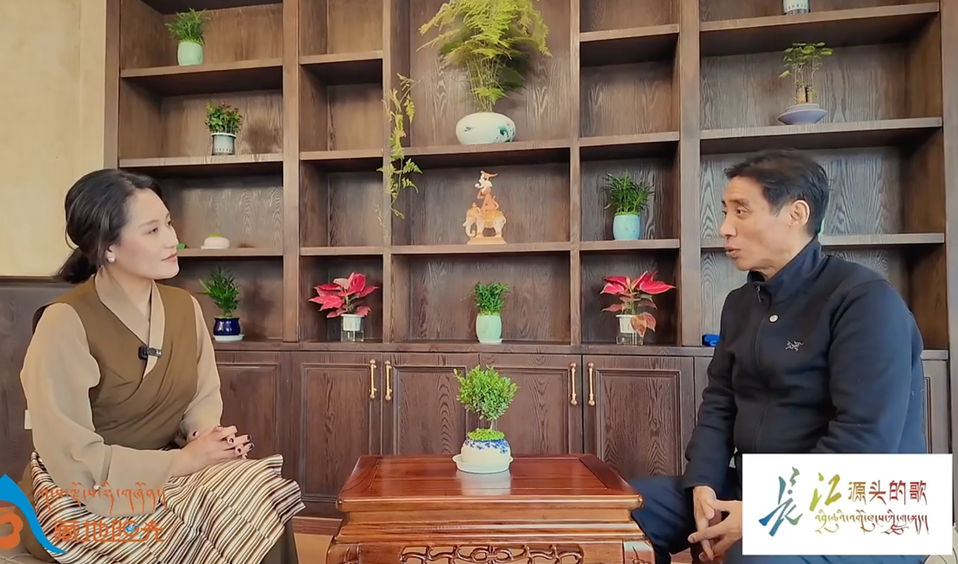 འབྲི་ཆུའི་འགོ་ཁུངས་ཀྱི་གླུ་སྐད་ཅེས་པའི་བཅར་འདྲི་ལེ་ཚན་གྱི་ལེའུ་དང་པོ། ཕུན་ཚོགས་ཟླ་བས་ཡུས་ཧྲུའུ་ཡི་སྐྱེ་ཁམས་དང་རིག་གནས་ཀྱི་གཏམ་རྒྱུད་གླེང་བ། 走近长江第一滴水，听见来自三江源的声音。“长江源头的歌”系列专访第一集，对话青海玉树本土学者彭措达哇。#三江源 #长江源头的歌 #高原生态 点击关注→@藏地阳光全媒体
