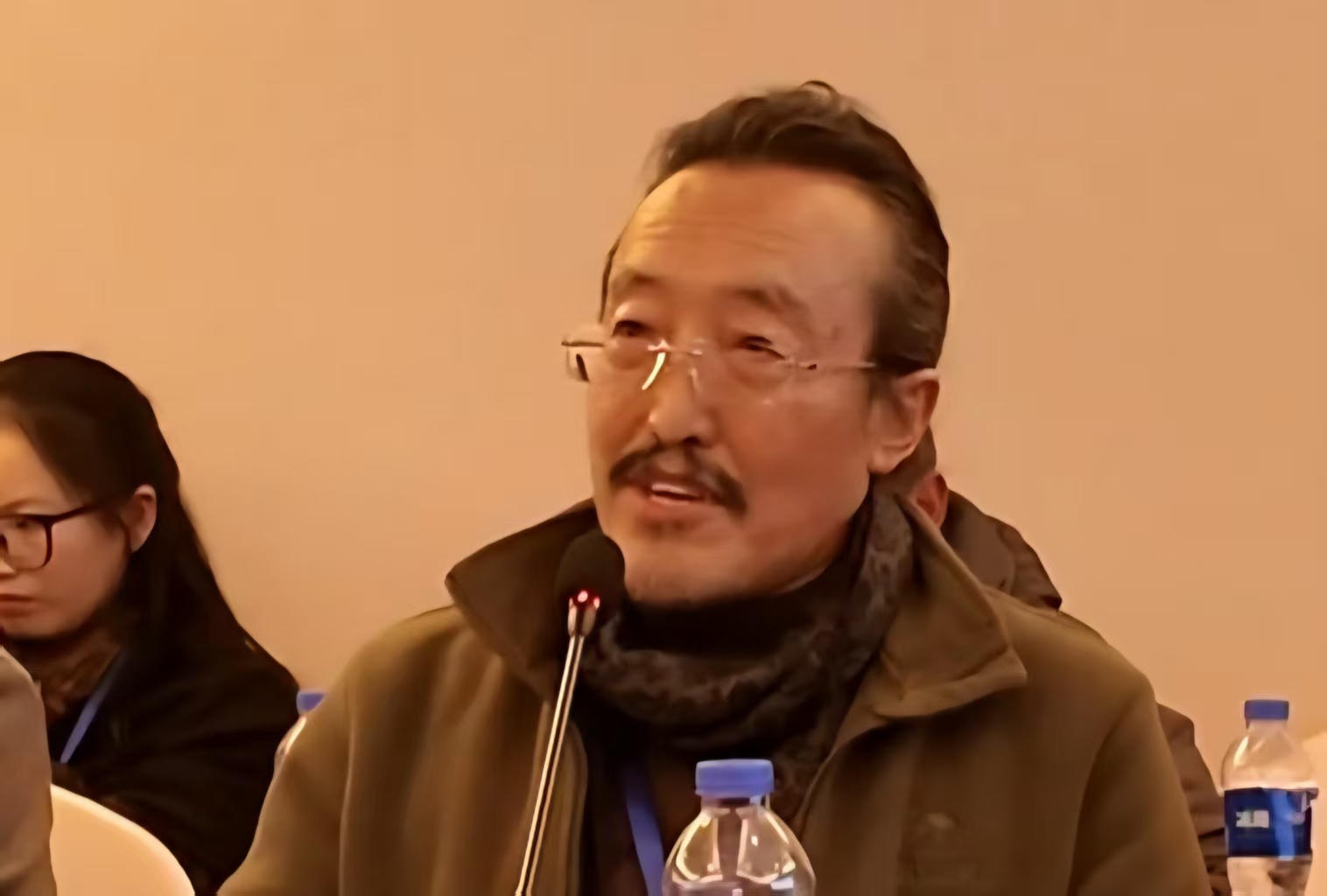 ལྡོང་ཆུ་ཤེལ་ལགས་ཀྱིས་ག་མཐར་ཤད་དགོས་མིན་སྐོར་གླེང་བ། #藏族文学 #藏族小说 点击关注→@藏地阳光全媒体