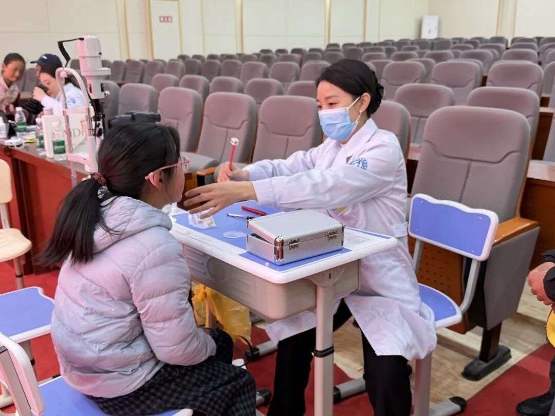 “མཐོང་ཚོར་གཅེས་སྐྱོང་”གཞོན་ནུ་ལོ་ཆུང་གི་མིག་ནད་སྤྱི་ཕན་རོགས་སྐྱོབ་རྣམ་གྲངས་ཟུང་ཆུ་རྫོང་དུ་དངོས་སུ་སྤེལ་འགོ་ཚུགས།