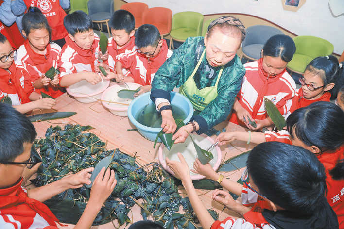 ༄༅།།བོད་ཀྱི་སྲོལ་རྒྱུན་རི་མོ་འདོད་ཡོན་ལྔའི་ངོ་སྤྲོད་རགས་བསྡུས།