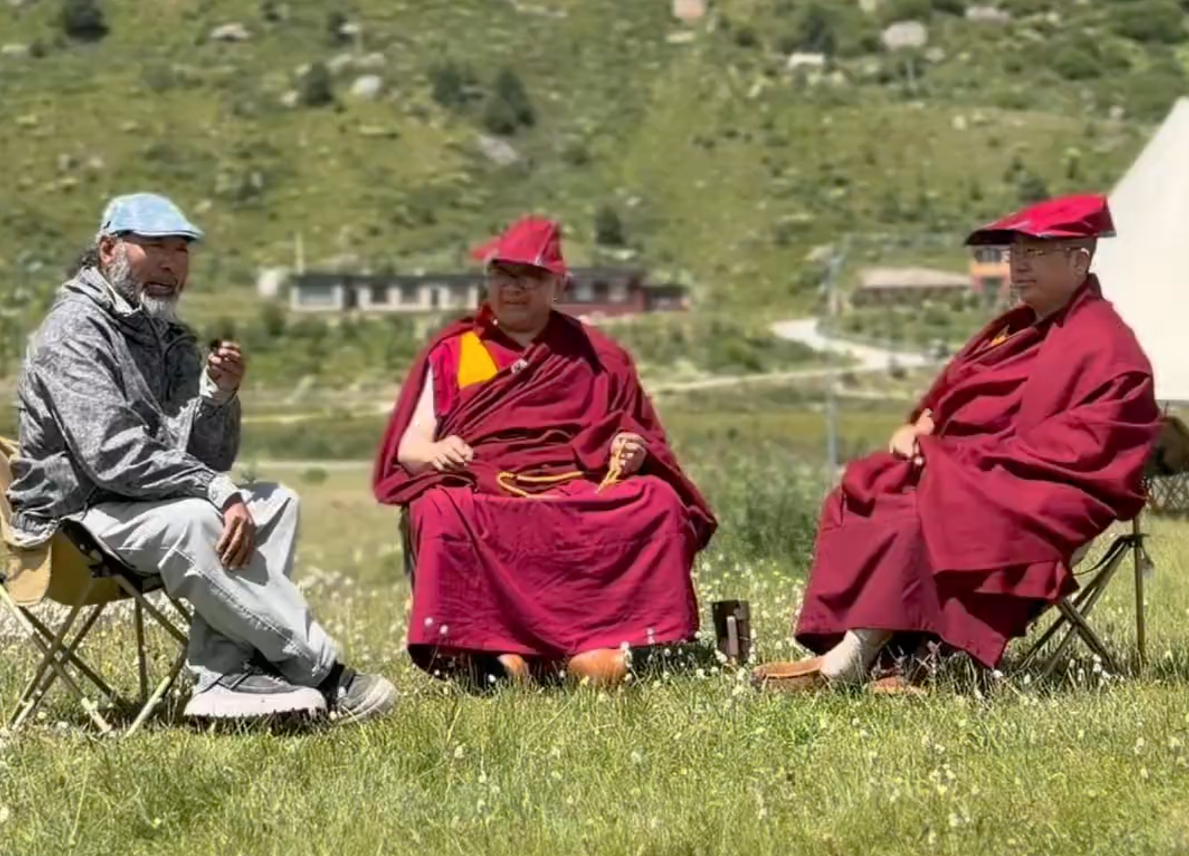 རྫོགས་ཆེན་ཤྲཱི་སེང་བཤད་གྲྭའི་ཤེས་རབ་འོད་དུ་འཚེར་བའི་ལོ་ངོ་ཉིས་བརྒྱ།