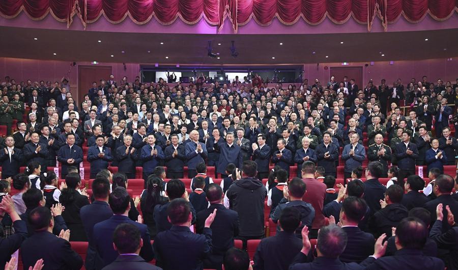 ཞི་ཅིན་ཕིང་གིས་བོད་རང་སྐྱོང་ལྗོངས་དབུ་བརྙེས་ནས་ལོ་ངོ་60འཁོར་བའི་རིག་རྩལ་མཚན་ཚོགས《གངས་ལྗོངས་སྙན་དབྱངས》ལ་གཟིགས་པ།