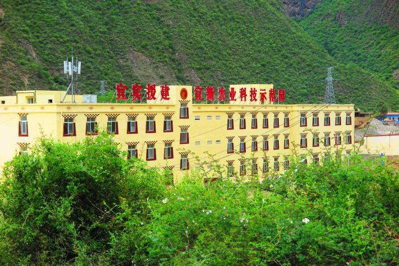 ཞི་ཅིན་ཕིང་སོགས་ཀྲུང་དབྱང་སྐུ་ཚབ་ཚོགས་པ་ལྷ་སར་ཕེབས་པ།