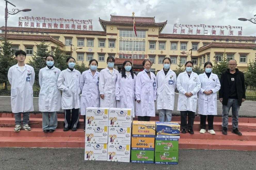 མཛོད་དགེ་རྫོང་འཕྲོད་བསྟེན་བདེ་ཐང་ཅུས་ཀྱིས་ཟླ་མཆོད་དང་རྒྱལ་སྟོན་དུས་ཆེན་ལ་འཚམས་འདྲིའི་བྱེད་སྒོ་སྤེལ།