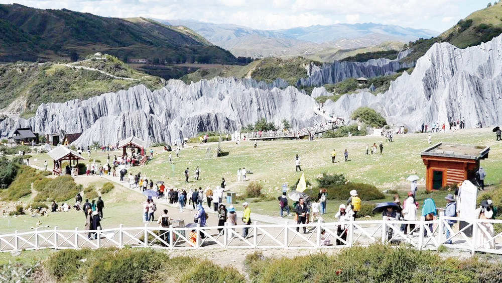 文旅融合绘新卷 甘孜州国庆中秋假期累计接待游客354.51万人次 旅游综合收入39亿元