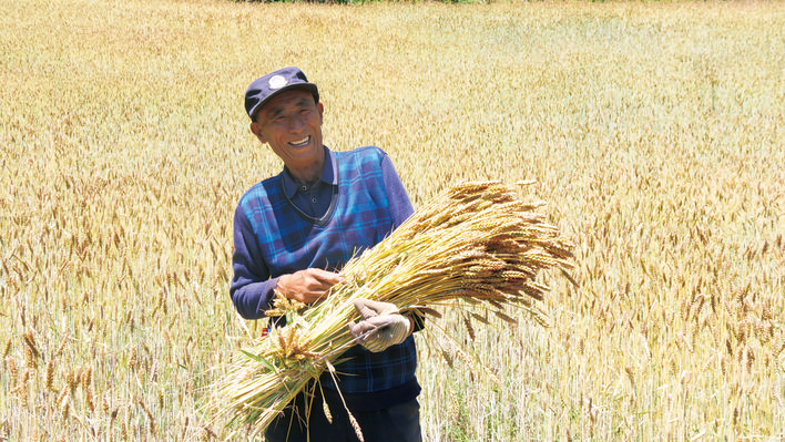 ཟ་ཡུལ་སྒང་གཡུ་མཚོར་རྐང་ཐང་དུ་བསྐྱོད་དེ་སྤྲོ་གསེང་ལ་རོལ་བ།