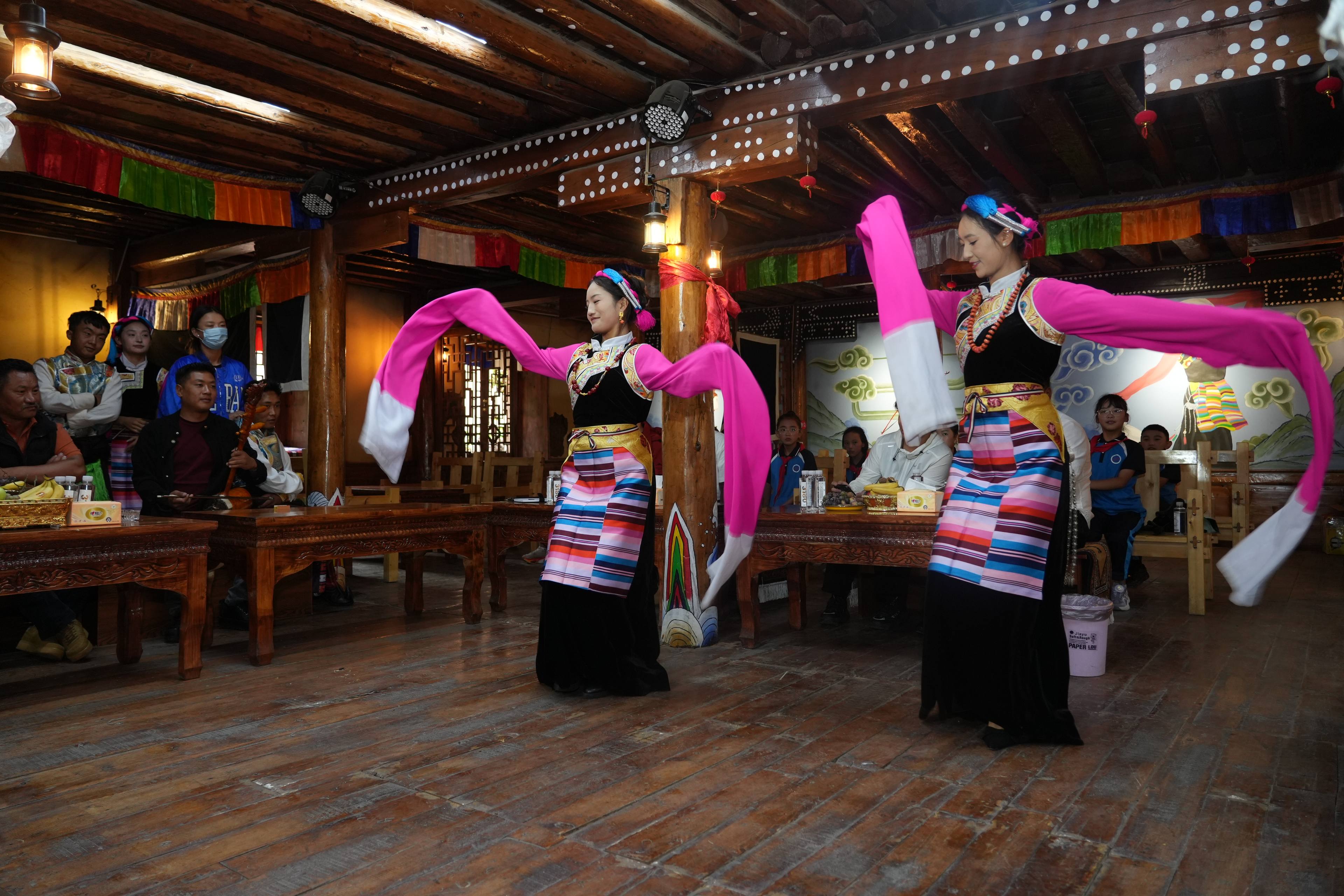 一歌飞渡山海间：杭州西子女声合唱团40周年音乐会首演《嘻啵巴塘》 唱响民族团结歌